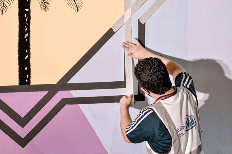 متطوع ينفذ أحد الأعمال بجدة (مكة)