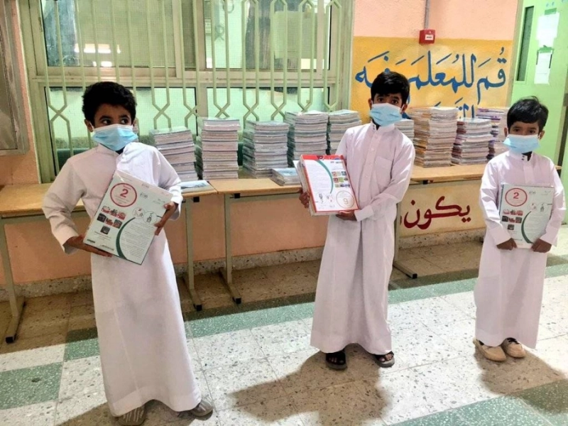 طلاب يتسلمون الكتب المدرسية (مكة)