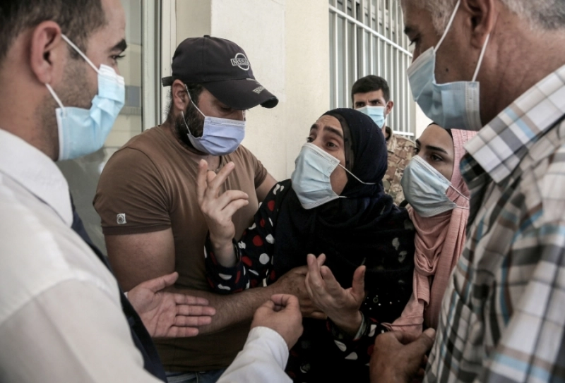 والدة طفل مصاب في الحريق تبكي خارج المستشفى (د ب أ)