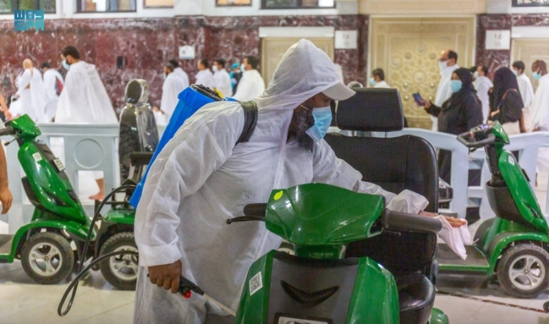 من عملية تعقيم العربات بالمسجد الحرام (مكة)