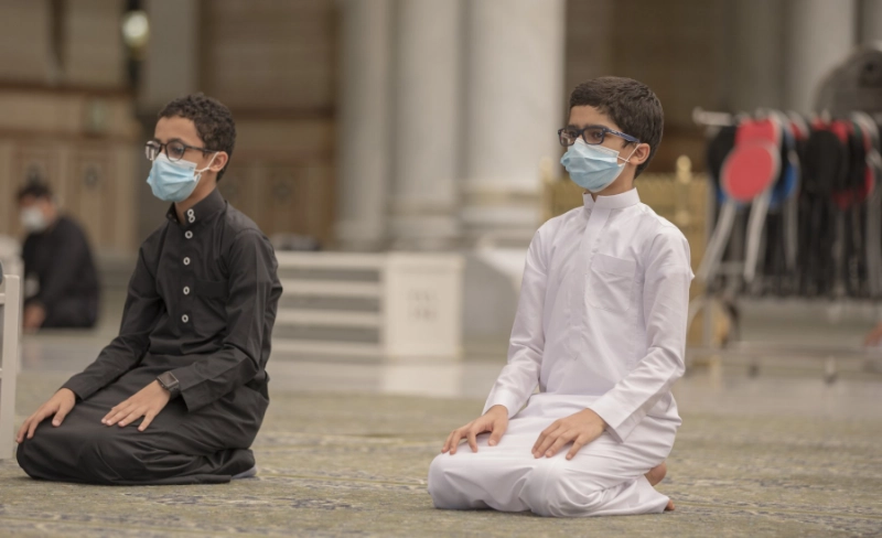 طلاب يؤدون الصلاة بالمسجد النبوي (مكة)