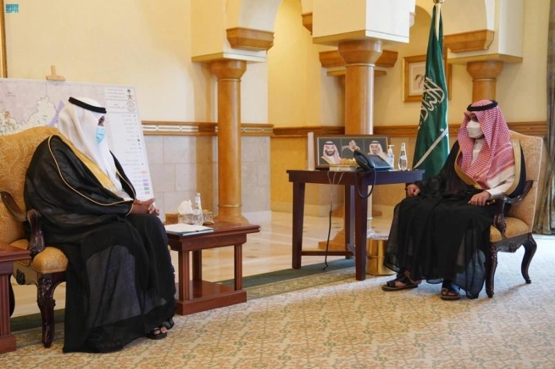 بدر بن سلطان خلال استقباله أحمد الزائدي (مكة)