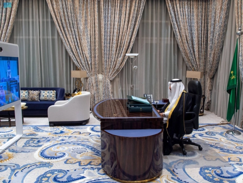 الملك سلمان مترئسا جلسة مجلس الوزراء عبر الاتصال المرئي أمس (واس)