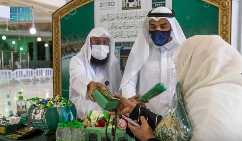 توزيع مراوح كهربائية ومظلات وسجادات لمعتمري الخارج (مكة)