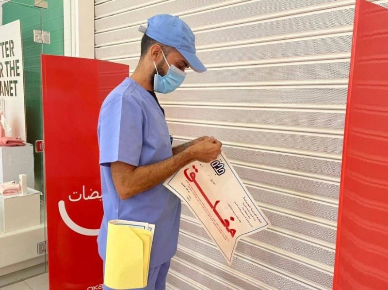 مراقب يغلق منشأة مخالفة بجدة (مكة)