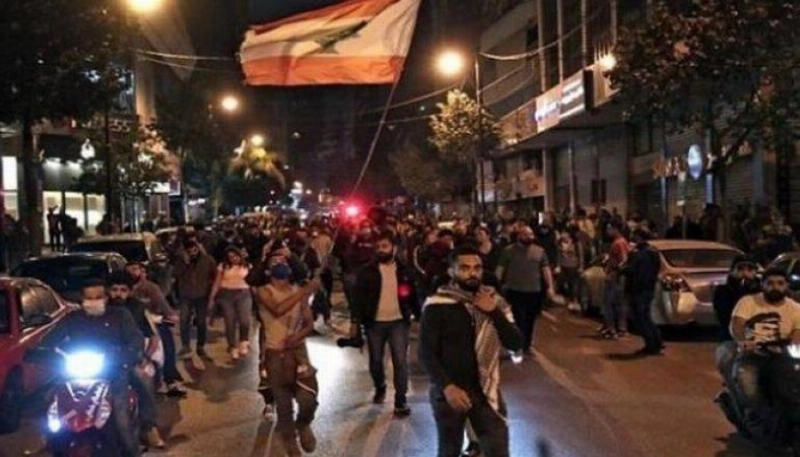 لبنانيون يحتجون في شوارع بيروت (مكة)