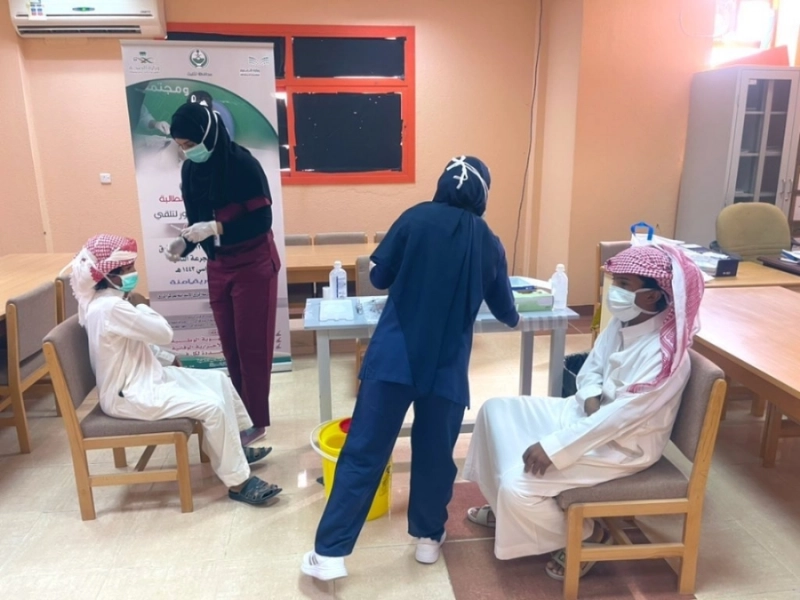 جانب من تطعيم طلاب بلقاح كورونا (مكة)
