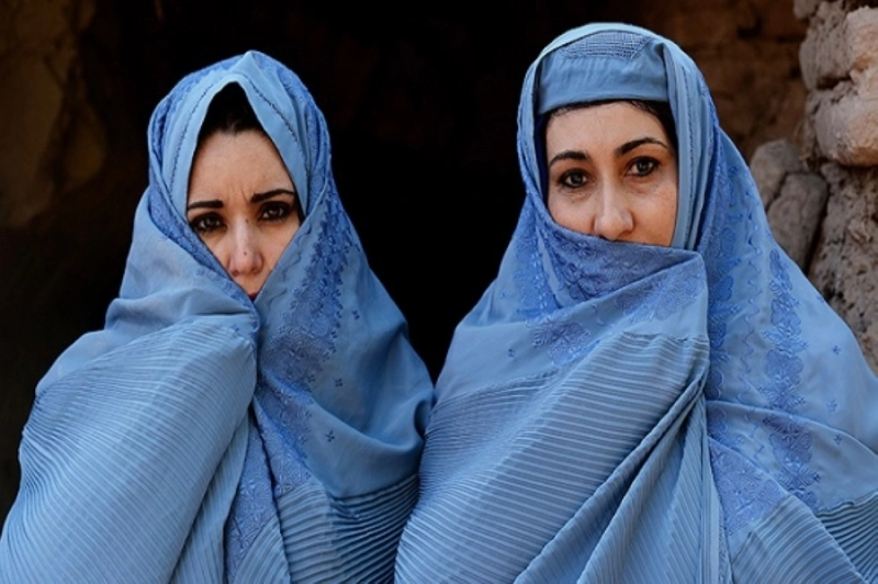 سيدتان أفغانيتان تخشيان المستقبل (مكة)