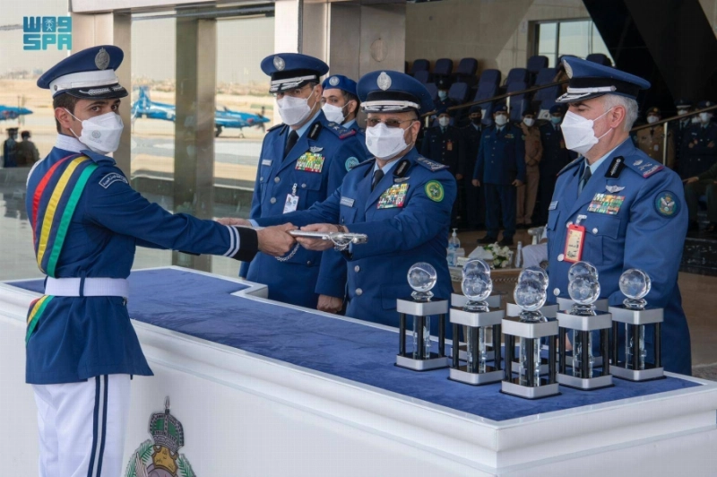 من حفل تخريج طلبة الكلية (مكة)