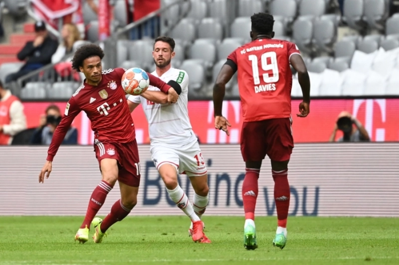 ساني في مباراة بايرن ضد كولون