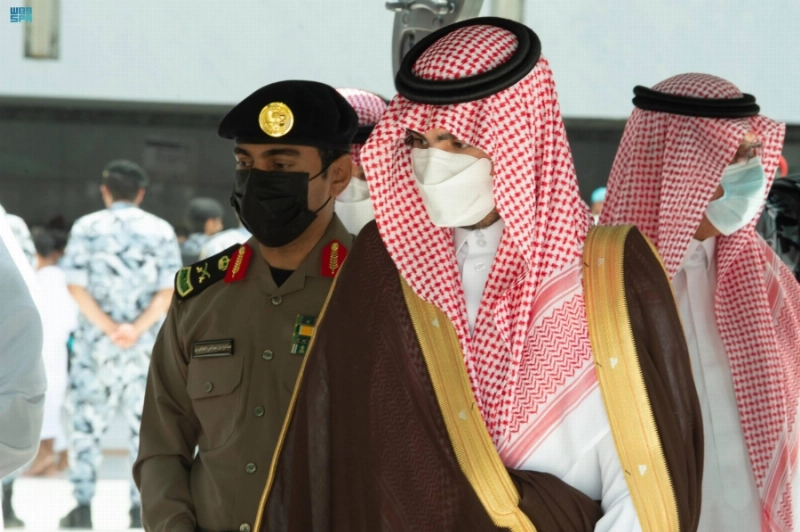 بدر بن سلطان خلال مراسم غسل الكعبة (مكة)