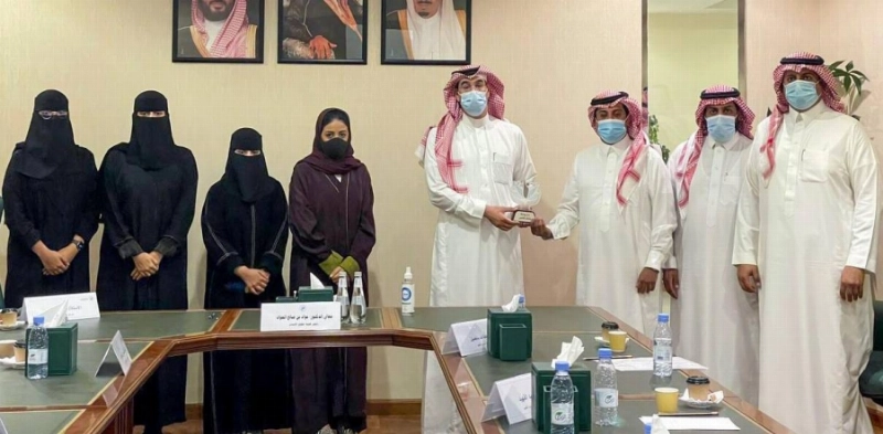 عواد العواد خلال استقباله الوفد (مكة)