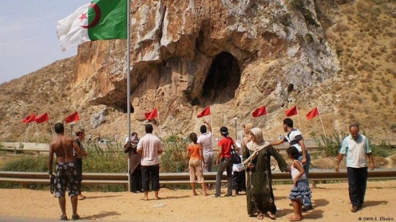 مواطنون على الحدود بين الجزائر والمغرب (مكة)