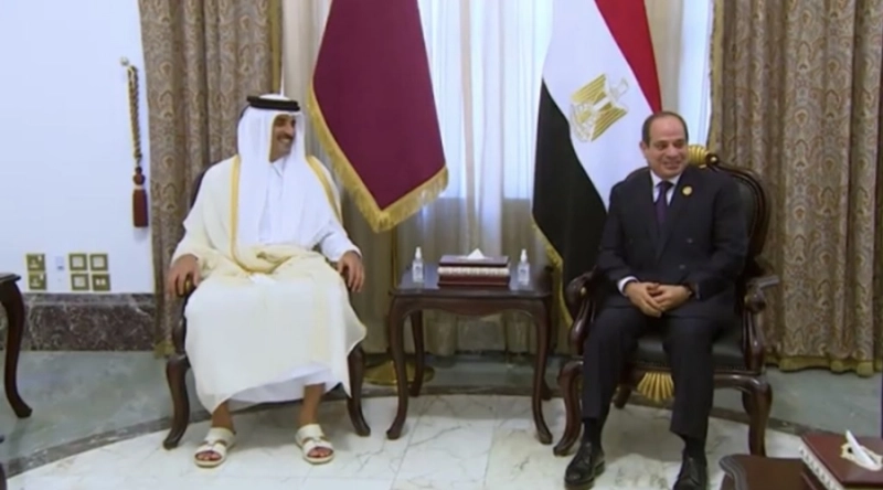 لقاء بين الرئيس المصري وأمير قطر على هامش القمة (مكة)