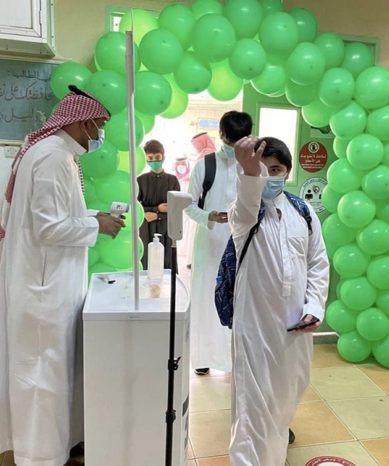 وقف مدير عام تعليم جدة الدكتور سعد المسعودي، ميدانياً اليوم، على انطلاقة العام الدراسي الجديد وسير العملية التعليمية في عدد من مدارس جدة يرافقه مدير مكتب التعليم بشمال جدة حميد الغامدي وعدد من القيادات التربوية، وشهد المسعودي انطلاقة اليوم الدراسي وعودة الطلاب والطالبات لمقاعد الدراسة بمتوسطة الحسن بن علي وثانوية خالد بن الوليد، وسط منظومة متكاملة من الاجراءات الاحترازية والوقائية.