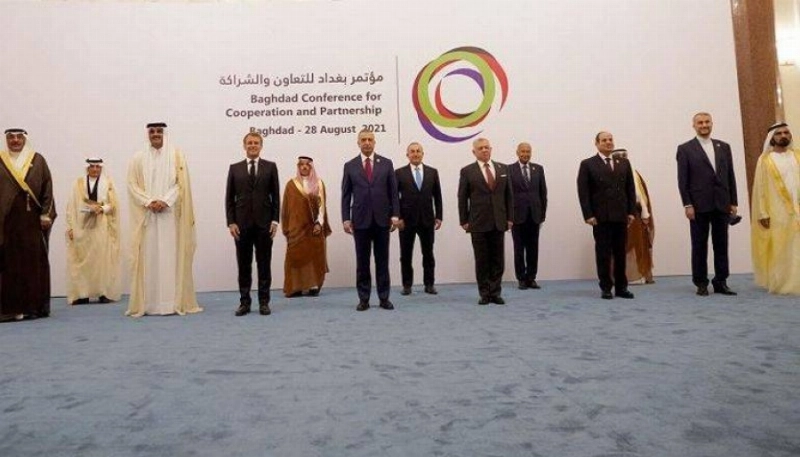 وزير خارجية إيران يخرق الأعراف الدبلوماسية ويقف بالصف الأول (مكة)