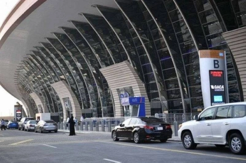سيارات متوفقة بمطار جدة (مكة)