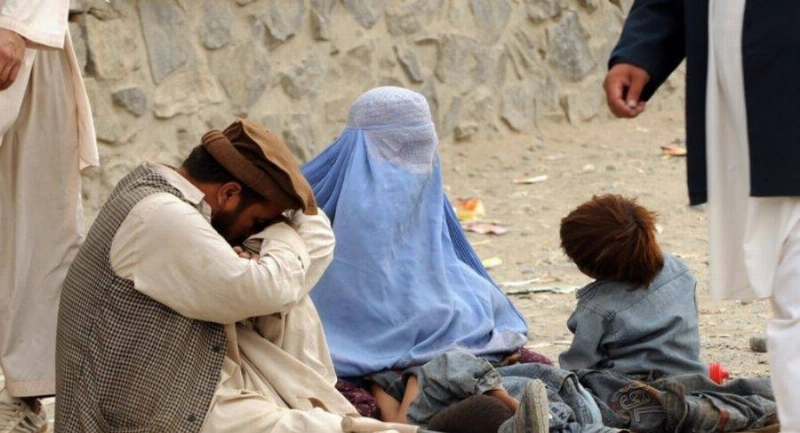 أسرة تبحث عن رزقها في الشارع بكابول (مكة)