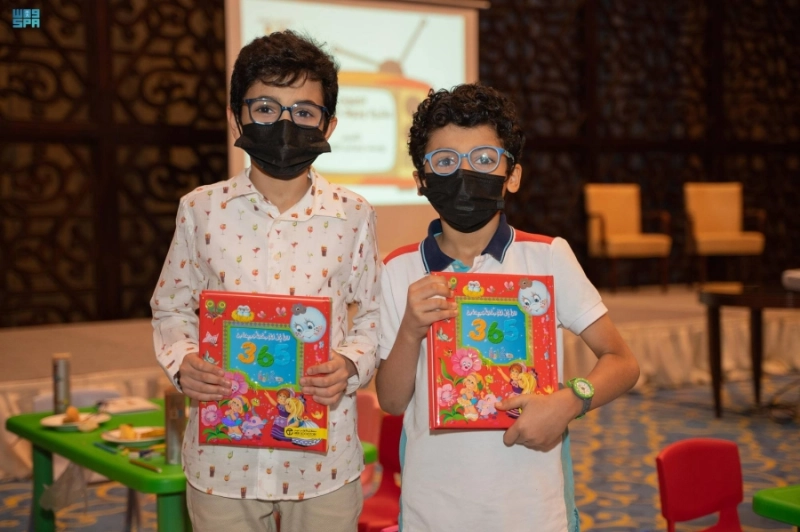 طفلان خلال مشاركتهما في الفعاليات (مكة)