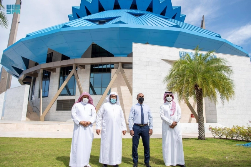 عواد العنزي خلال زيارته للجامع أمس (واس)