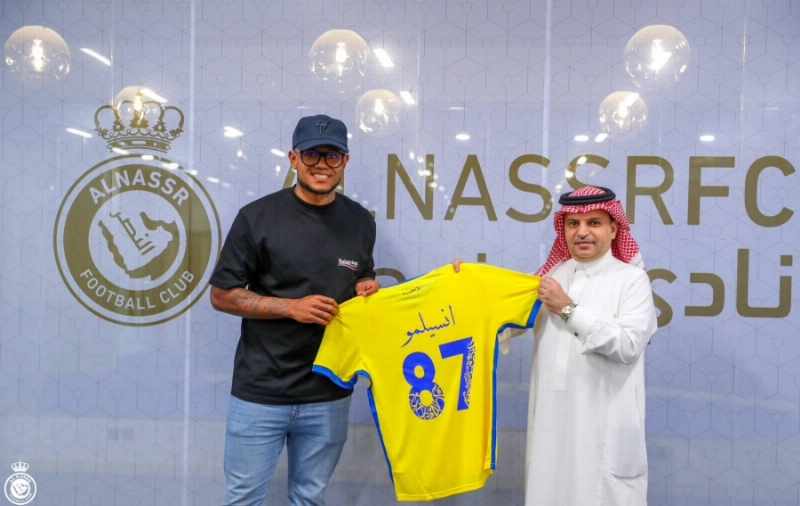 أنسيلمو مستعرضا قميصه مع النصر