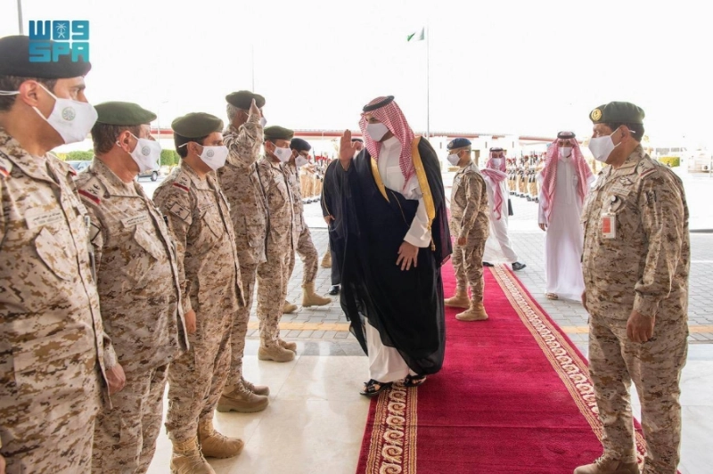 خالد بن سلمان لدى وصوله قيادة القوات البرية (واس)
