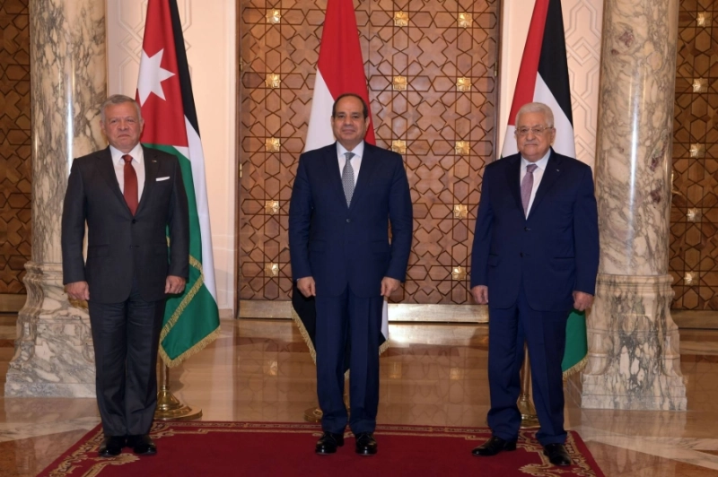السيسي يتوسط عباس والملك عبدالله في الاجتماع الثلاثي (د ب أ)