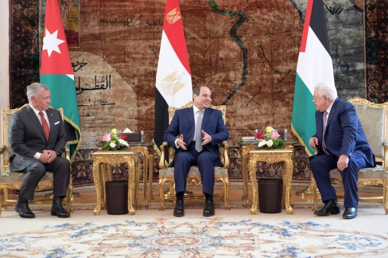 السيسي يتوسط عباس والملك عبدالله في الاجتماع الثلاثي (د ب أ)