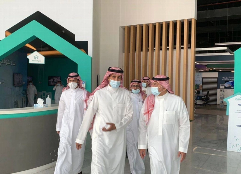 الرئيس التنفيذي لـ "الوطنية للإسكان NHC" يقف على إجراءات حجز المشاريع في مركز سكني بجدة