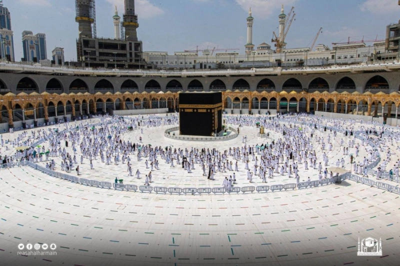 معتمرون يطوفون حول الكعبة (مكة)