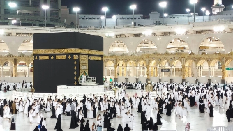 من أعمال صيانة وتلميع باب الكعبة وإطار الحجر الأسود (أنس الحارثي)
