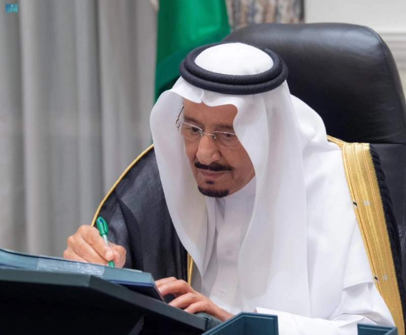 خادم الحرمين خلال ترؤسه جلسة مجلس الوزراء عبر الاتصال المرئي أمس (واس)