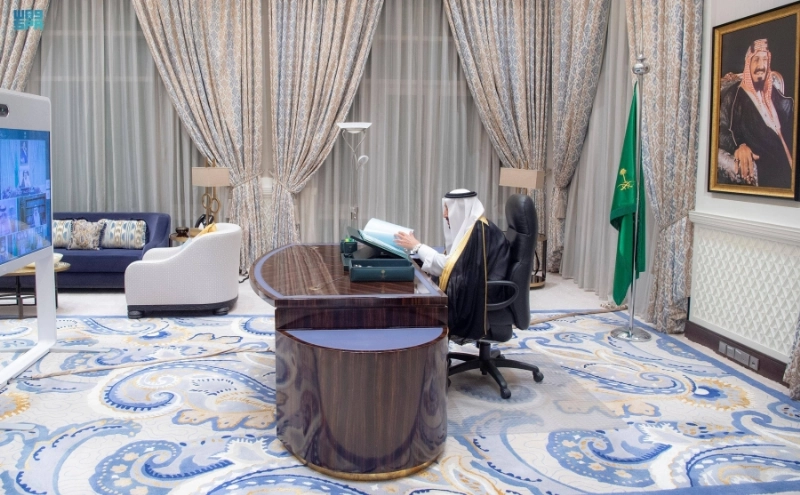 خادم الحرمين خلال ترؤسه جلسة مجلس الوزراء عبر الاتصال المرئي أمس (واس)