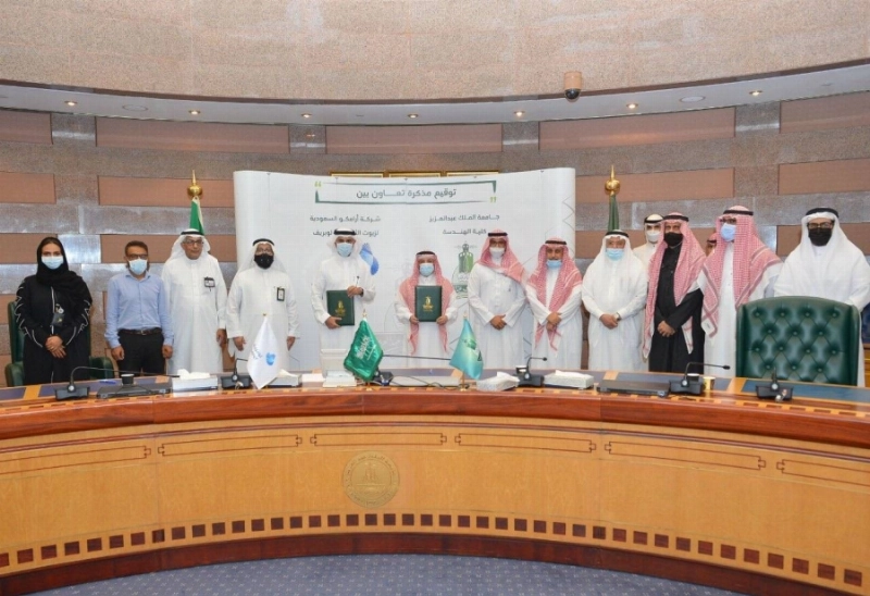بعد توقيع الاتفاقية (جامعة الملك عبدالعزيز)