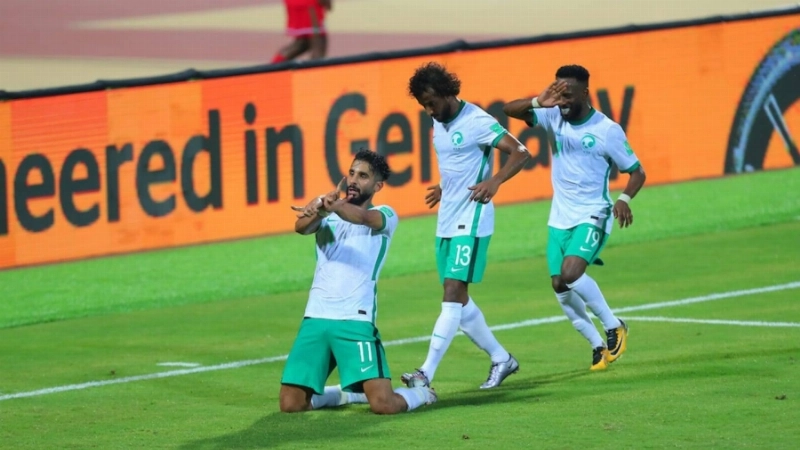 الشهري عقب هدفه في عمان أمس (مكة)