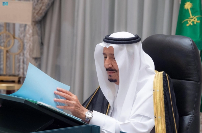 خادم الحرمين خلال ترؤسه جلسة مجلس الوزراء أمس (واس)