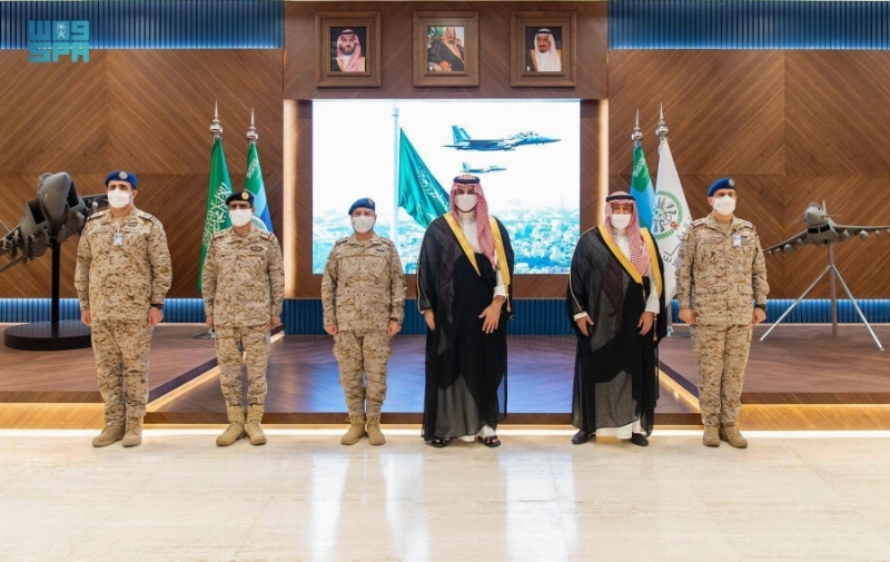 خالد بن سلمان خلال تفقده القوات الجوية الملكية السعودية (واس)