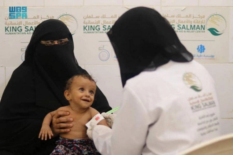 طفل يبتسم للطبيبة التي تعالجه (واس)