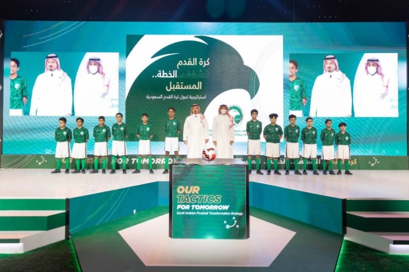عبدالعزيز بن تركي وياسر المسحل خلال تدشين استراتيجية اتحاد القدم أمس (مكة)