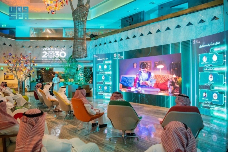 شباب وشابات يتلقون تدريبا خلال البرنامج (مكة)