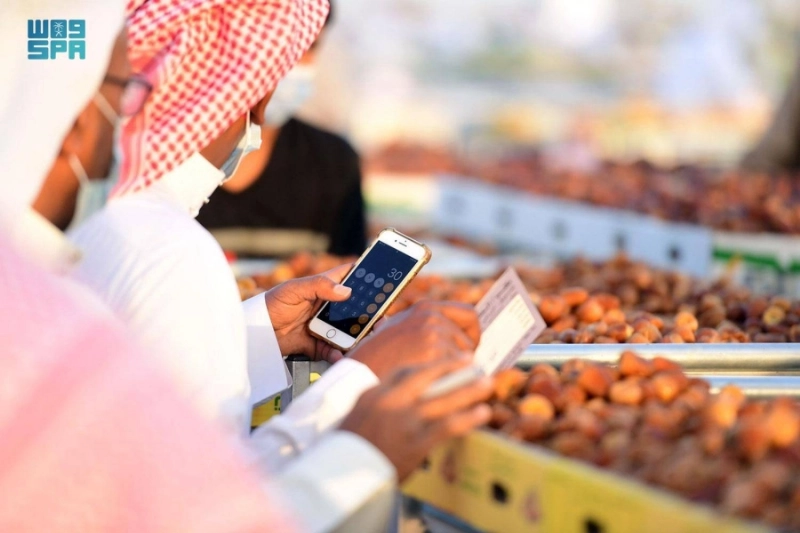 دلال خلال تصنيف التمور (مكة)
