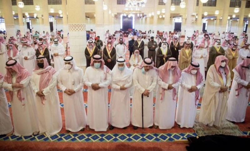 أمير الرياض بالنيابة يؤدي صلاة الميت على الأميرة دلال بنت سعود بن عبدالعزيز (واس)