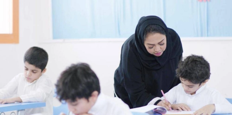 أطفال ومعلمة في إحدى مدارس الطفولة المبكرة (مكة)