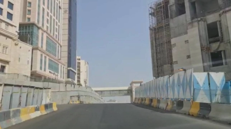 الطريق خاليا من المركبات بعد إغلاقه (مكة)
