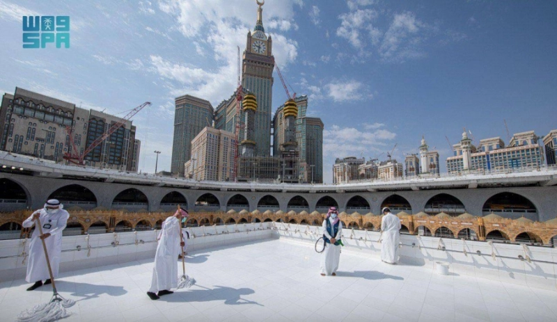 فرق الرئاسة خلال تطهير سطح الكعبة المشرفة (واس)