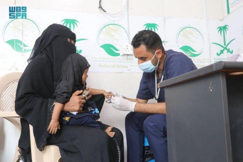 طفلة تتابع حالتها في العيادات المتنقلة للمركز (واس)