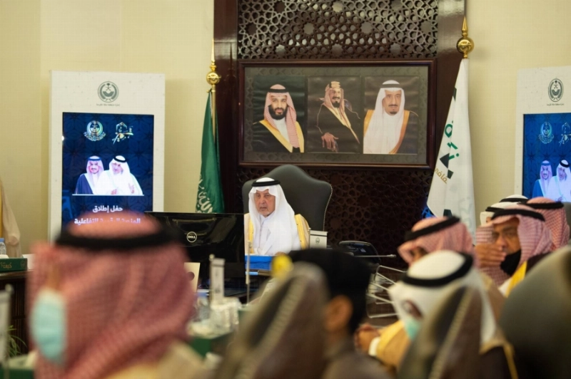 خالد الفيصل خلال تدشينه أعمال الجائزة (مكة)