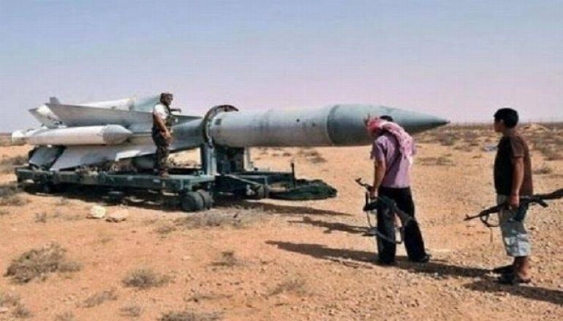 ميليشيات حوثية في طريقها لإطلاق صاروخ (مكة)
