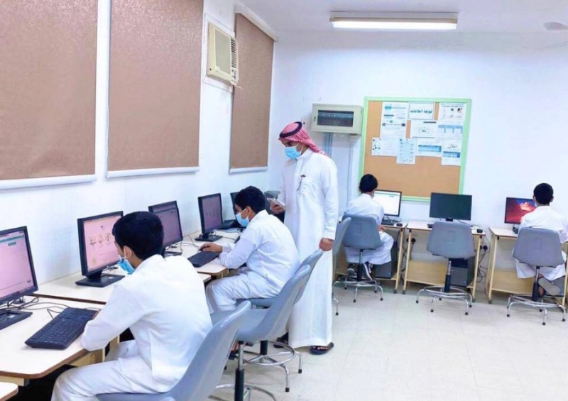 طلاب خلال أداء الاختبارات (مكة)