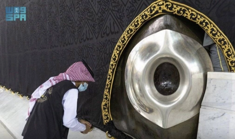 شؤون الحرمين تجري صيانة لإطار الحجر الأسود والركن اليماني (واس)